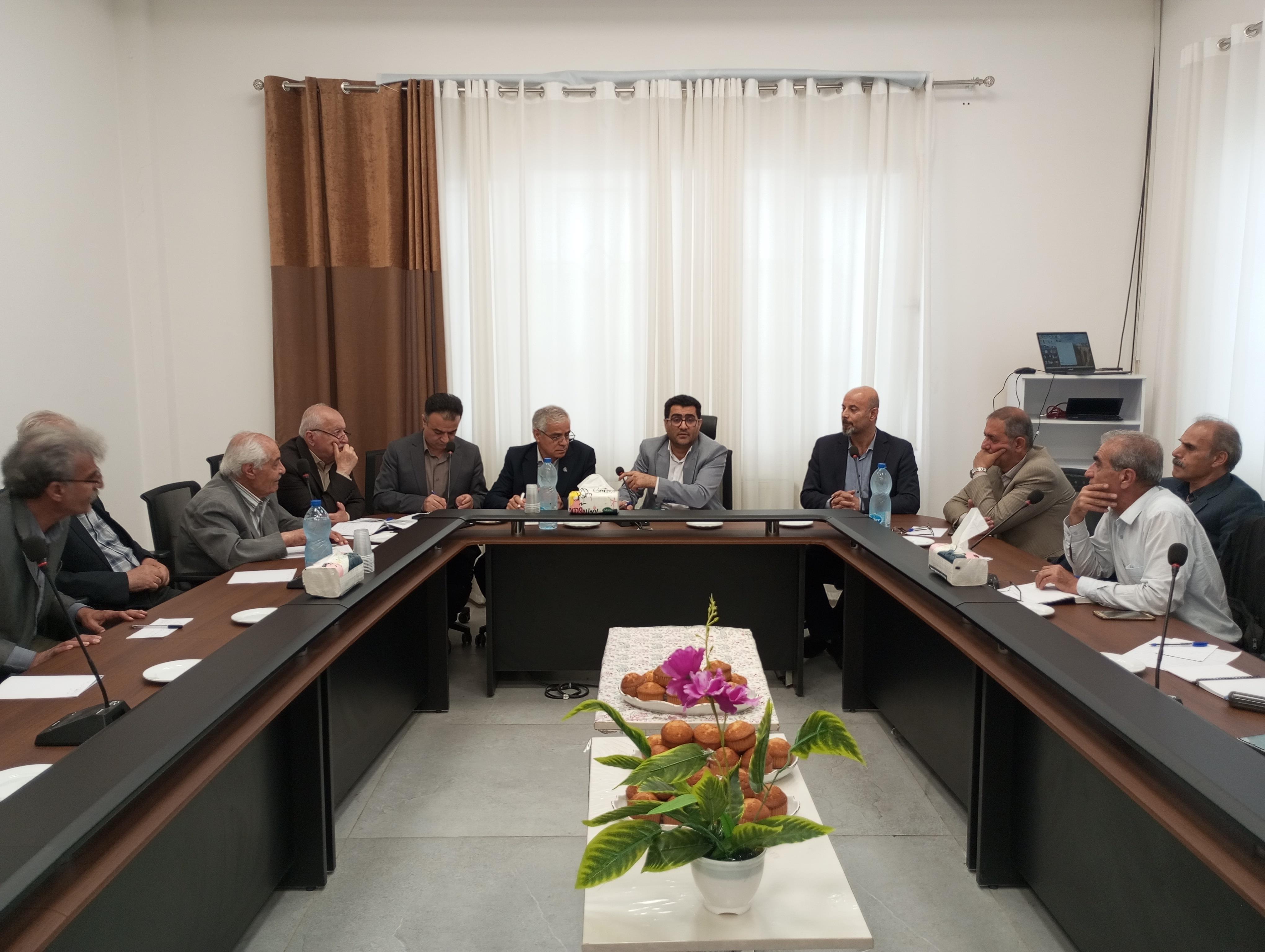 نشست هم اندیشی مدیریت صندوق بازنشستگی کردستان و روسای کانون‌های بازنشستگی با مدیر بیمه دانا شعبه کرد...